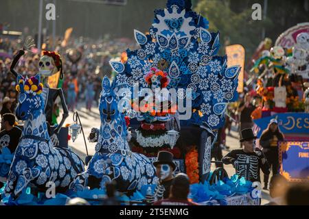 Mexiko Stadt, Mexiko. November 2023. Teilnehmer an der jährlichen Day of the Dead Parade durch das Stadtzentrum. Hunderte von Menschen, die sich als Katrinas oder Teufel verkleidet haben und mit prähispanischen Motiven herumtreiben, waren unterwegs. Quelle: Jair Cabrera Torres/dpa/Alamy Live News Stockfoto