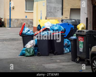 Überfüllte Mülltonnen auf der Straße. Müll überall in einer städtischen Umgebung. Die Müllhalde ist ein Problem in der Stadt. Stockfoto