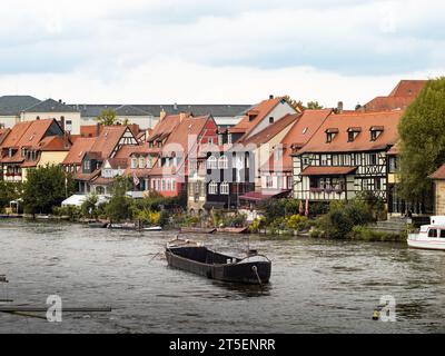 Fachwerkhäuser in Bamberg. Das Viertel mit der alten traditionellen Architektur heißt Little Venice. Ein leeres Stahlboot ankert. Stockfoto