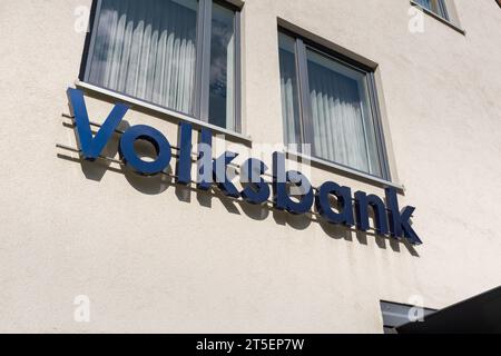 Volksbank-Logo der Bank auf der Gebäudefassade. Schriftzug in großen Buchstaben auf der Außenseite. Finanzdienstleistungen wie Bankwesen in Deutschland. Stockfoto