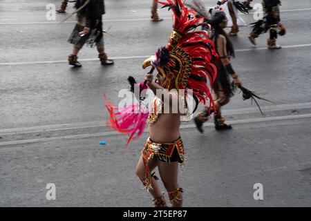 Mexiko-Stadt, Mexiko. November 2023. 250.000 Menschen versammelten sich in Mexiko-Stadt, um den Tag der Toten-Parade zu beobachten, bestätigte der Minister für Kultur für Mexiko-Stadt, Tag der Toten-Parade, Mexiko, 4. November 2023. Quelle: Lexie Harrison-Cripps/Alamy Live News Stockfoto