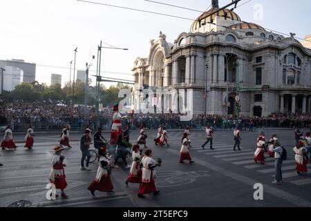 Mexiko-Stadt, Mexiko. November 2023. 250.000 Menschen versammelten sich in Mexiko-Stadt, um den Tag der Toten-Parade zu beobachten, bestätigte der Minister für Kultur für Mexiko-Stadt, Tag der Toten-Parade, Mexiko, 4. November 2023. Quelle: Lexie Harrison-Cripps/Alamy Live News Stockfoto