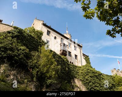 Schlossbau in der Fränkischen Schweiz. Das Äußere des alten Hauses ist wunderschön und renoviert. Das Wahrzeichen liegt auf einem Hügel. Stockfoto