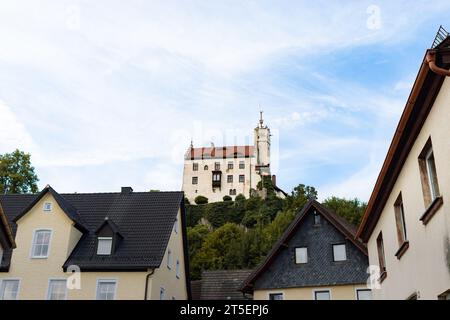 Burg auf einem Hügel in Gößweinstein in der Fränkischen Schweiz. Das mittelalterliche Gebäude befindet sich oberhalb der Stadt. Das Wahrzeichen ist ein beliebtes Reiseziel. Stockfoto