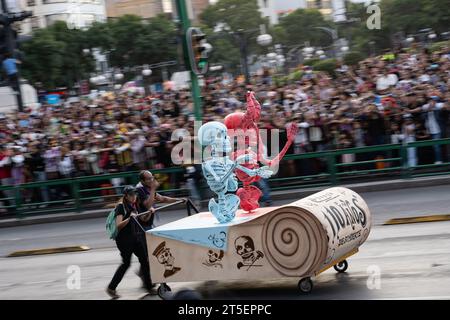 Mexiko-Stadt, Mexiko. November 2023. 250.000 Menschen versammelten sich in Mexiko-Stadt, um den Tag der Toten-Parade zu beobachten, bestätigte der Minister für Kultur für Mexiko-Stadt, Tag der Toten-Parade, Mexiko, 4. November 2023. Quelle: Lexie Harrison-Cripps/Alamy Live News Stockfoto