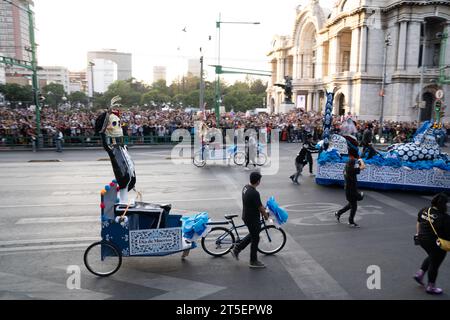 Mexiko-Stadt, Mexiko. November 2023. 250.000 Menschen versammelten sich in Mexiko-Stadt, um den Tag der Toten-Parade zu beobachten, bestätigte der Minister für Kultur für Mexiko-Stadt, Tag der Toten-Parade, Mexiko, 4. November 2023. Quelle: Lexie Harrison-Cripps/Alamy Live News Stockfoto