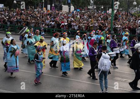 Mexiko-Stadt, Mexiko. November 2023. 250.000 Menschen versammelten sich in Mexiko-Stadt, um den Tag der Toten-Parade zu beobachten, bestätigte der Minister für Kultur für Mexiko-Stadt, Tag der Toten-Parade, Mexiko, 4. November 2023. Quelle: Lexie Harrison-Cripps/Alamy Live News Stockfoto