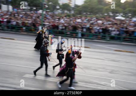 Mexiko-Stadt, Mexiko. November 2023. 250.000 Menschen versammelten sich in Mexiko-Stadt, um den Tag der Toten-Parade zu beobachten, bestätigte der Minister für Kultur für Mexiko-Stadt, Tag der Toten-Parade, Mexiko, 4. November 2023. Quelle: Lexie Harrison-Cripps/Alamy Live News Stockfoto