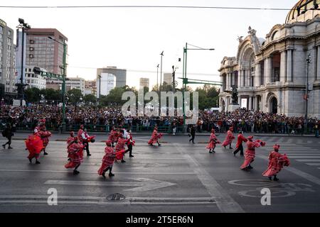 Mexiko-Stadt, Mexiko. November 2023. 250.000 Menschen versammelten sich in Mexiko-Stadt, um den Tag der Toten-Parade zu beobachten, bestätigte der Minister für Kultur für Mexiko-Stadt, Tag der Toten-Parade, Mexiko, 4. November 2023. Quelle: Lexie Harrison-Cripps/Alamy Live News Stockfoto