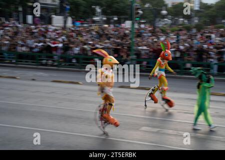 Mexiko-Stadt, Mexiko. November 2023. 250.000 Menschen versammelten sich in Mexiko-Stadt, um den Tag der Toten-Parade zu beobachten, bestätigte der Minister für Kultur für Mexiko-Stadt, Tag der Toten-Parade, Mexiko, 4. November 2023. Quelle: Lexie Harrison-Cripps/Alamy Live News Stockfoto