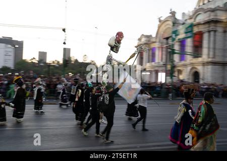 Mexiko-Stadt, Mexiko. November 2023. 250.000 Menschen versammelten sich in Mexiko-Stadt, um den Tag der Toten-Parade zu beobachten, bestätigte der Minister für Kultur für Mexiko-Stadt, Tag der Toten-Parade, Mexiko, 4. November 2023. Quelle: Lexie Harrison-Cripps/Alamy Live News Stockfoto