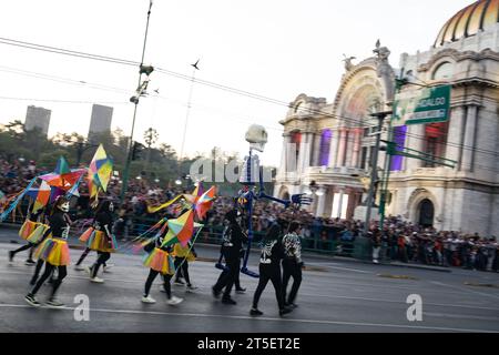 Mexiko-Stadt, Mexiko. November 2023. 250.000 Menschen versammelten sich in Mexiko-Stadt, um den Tag der Toten-Parade zu beobachten, bestätigte der Minister für Kultur für Mexiko-Stadt, Tag der Toten-Parade, Mexiko, 4. November 2023. Quelle: Lexie Harrison-Cripps/Alamy Live News Stockfoto