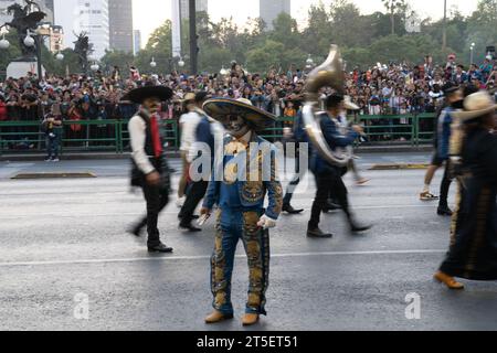 Mexiko-Stadt, Mexiko. November 2023. 250.000 Menschen versammelten sich in Mexiko-Stadt, um den Tag der Toten-Parade zu beobachten, bestätigte der Minister für Kultur für Mexiko-Stadt, Tag der Toten-Parade, Mexiko, 4. November 2023. Quelle: Lexie Harrison-Cripps/Alamy Live News Stockfoto