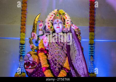 Ein wunderschönes Idol von Maa Durga, der während Navratri in Mumbai, Indien, bei einem Pandal verehrt wird Stockfoto