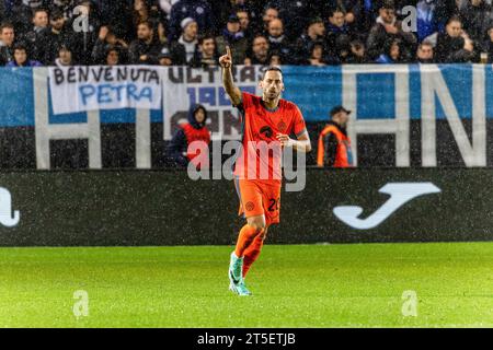 Bergamo, Italien. November 2023. Hakan Calhanoglu feiert, nachdem er während des Fußballspiels der Serie A zwischen Atalanta BC und dem FC Internazionale im Gewiss Stadium ein Tor geschossen hat. (Endpunktzahl; Atalanta 1-2 Inter). Quelle: SOPA Images Limited/Alamy Live News Stockfoto