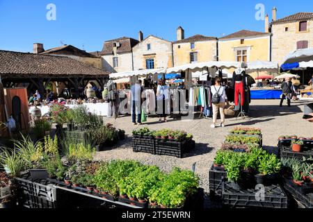 Markt in der bastide-Stadt Monpazier. Markttag auf dem Place des Cornières (zentraler Platz) der bastide-Stadt Monpazier in Périgord. Die Hist Stockfoto