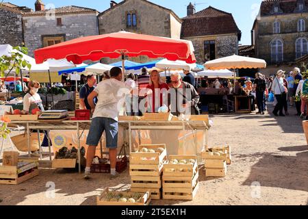Markt in der bastide-Stadt Monpazier. Markttag auf dem Place des Cornières (zentraler Platz) der bastide-Stadt Monpazier in Périgord. Die Hist Stockfoto