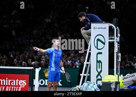 Novak Djokovic widerspricht der Entscheidung des Schiedsrichtervorsitzenden Renaud Lichtenstein und tritt beim Rolex Paris Masters ATP Masters 1000 Männer-Tennis-Turnier am 3. November 2023 in der Accor Arena Bercy in Paris an. Foto: Victor Joly/ABACAPRESS.COM Stockfoto