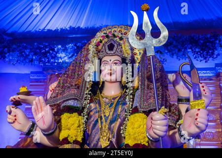Ein wunderschönes Idol von Maa Durga, der während Navratri in Mumbai, Indien, bei einem Pandal verehrt wird Stockfoto