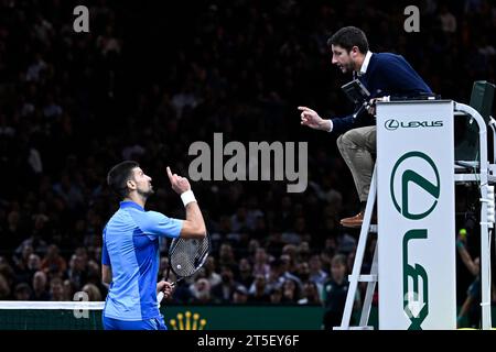 Novak Djokovic widerspricht der Entscheidung des Schiedsrichtervorsitzenden Renaud Lichtenstein und tritt beim Rolex Paris Masters ATP Masters 1000 Männer-Tennis-Turnier am 3. November 2023 in der Accor Arena Bercy in Paris an. Foto: Victor Joly/ABACAPRESS.COM Stockfoto