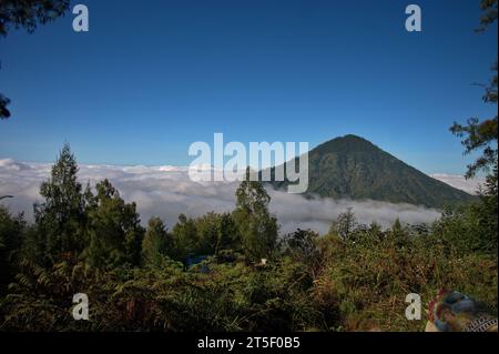 Malerische Aussicht von der Caldera des Ijen-Vulkans, Indonesien Stockfoto