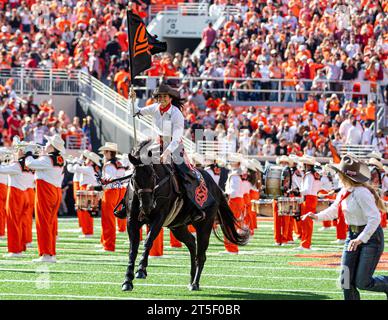 Stillwater, Oklahoma, USA. November 2023. Bullet Running auf dem Feld vor dem Fußballspiel Oklahoma vs Oklahoma State Bedlam am Samstag, 4. November 2023 im Boone Pickens Stadium in Stillwater, Oklahoma. (Kreditbild: © Nicholas Rutledge/ZUMA Press Wire) NUR REDAKTIONELLE VERWENDUNG! Nicht für kommerzielle ZWECKE! Stockfoto