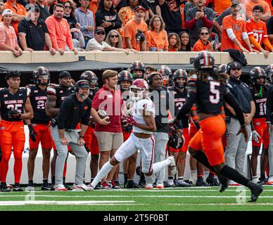 Stillwater, Oklahoma, USA. November 2023. Oklahoma Sooners Wide Receiver NIC Anderson (4) hatte am Samstag, den 4. November 2023, drei Empfänge und 92 Yards gegen die Oklahoma State Cowboys im Boone Pickens Stadium in Stillwater, Oklahoma. (Kreditbild: © Nicholas Rutledge/ZUMA Press Wire) NUR REDAKTIONELLE VERWENDUNG! Nicht für kommerzielle ZWECKE! Stockfoto