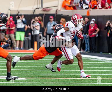 Stillwater, Oklahoma, USA. November 2023. Oklahoma State Cowboys hielten Oklahoma Sooners Wide Receiver Jalil Farooq (3) bis 98 Yards während des Spiels am Samstag, 4. November 2023, im Boone Pickens Stadium in Stillwater, Oklahoma. (Kreditbild: © Nicholas Rutledge/ZUMA Press Wire) NUR REDAKTIONELLE VERWENDUNG! Nicht für kommerzielle ZWECKE! Stockfoto