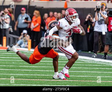 Stillwater, Oklahoma, USA. November 2023. Oklahoma State Cowboys hielten Oklahoma Sooners Wide Receiver Jalil Farooq (3) bis 98 Yards während des Spiels am Samstag, 4. November 2023, im Boone Pickens Stadium in Stillwater, Oklahoma. (Kreditbild: © Nicholas Rutledge/ZUMA Press Wire) NUR REDAKTIONELLE VERWENDUNG! Nicht für kommerzielle ZWECKE! Stockfoto