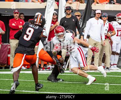 Stillwater, Oklahoma, USA. November 2023. Der Oklahoma Sooners Wide Receiver Drake Stoops (12) hat am Samstag, den 4. November 2023, im Boone Pickens Stadium in Stillwater, Oklahoma, 12 Fänge für 134 Yards am Tag gegen die Oklahoma State Cowboys. (Kreditbild: © Nicholas Rutledge/ZUMA Press Wire) NUR REDAKTIONELLE VERWENDUNG! Nicht für kommerzielle ZWECKE! Stockfoto