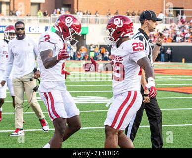 Stillwater, Oklahoma, USA. November 2023. Die Oklahoma Sooners Running Back Tawee Walker (29) und Jovantae Barnes (2) feiern am Samstag, den 4. November 2023 im Boone Pickens Stadium in Stillwater, Oklahoma, einen Touchdown. (Kreditbild: © Nicholas Rutledge/ZUMA Press Wire) NUR REDAKTIONELLE VERWENDUNG! Nicht für kommerzielle ZWECKE! Stockfoto