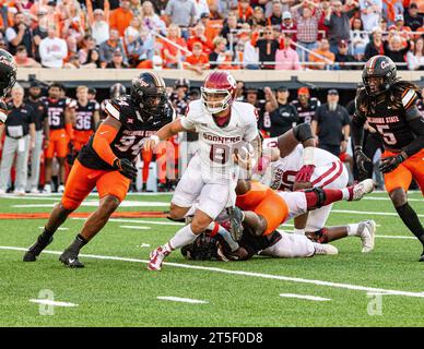 Stillwater, Oklahoma, USA. November 2023. Dillon Gabriel (8), Quarterback der Oklahoma Sooners, sucht während des Spiels am Samstag, 4. November 2023, im Boone Pickens Stadium in Stillwater, Oklahoma, nach einer Lücke in der Verteidigung der Oklahoma State Cowboys. (Kreditbild: © Nicholas Rutledge/ZUMA Press Wire) NUR REDAKTIONELLE VERWENDUNG! Nicht für kommerzielle ZWECKE! Stockfoto