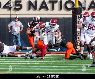 Stillwater, Oklahoma, USA. November 2023. Die Oklahoma Sooners Running Back Gavin Sawchuk (27) läuft am Samstag, den 4. November 2023, im Boone Pickens Stadium in Stillwater, Oklahoma, durch den Angriff des Oklahoma State Defensivspielers. (Kreditbild: © Nicholas Rutledge/ZUMA Press Wire) NUR REDAKTIONELLE VERWENDUNG! Nicht für kommerzielle ZWECKE! Stockfoto