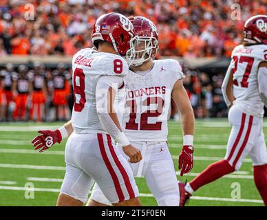 Stillwater, Oklahoma, USA. November 2023. Der Quarterback der Oklahoma Sooners Dillon Gabriel (8) und der Wide Receiver Drake Stoops (12) feiern am Samstag, den 4. November 2023 im Boone Pickens Stadium in Stillwater, Oklahoma, einen Touchdown. (Kreditbild: © Nicholas Rutledge/ZUMA Press Wire) NUR REDAKTIONELLE VERWENDUNG! Nicht für kommerzielle ZWECKE! Stockfoto