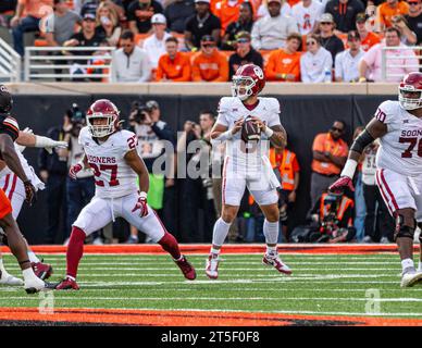 Stillwater, Oklahoma, USA. November 2023. Oklahoma Sooners Quarterback Dillon Gabriel (8) fällt zurück, um während des Spiels am Samstag, den 4. November 2023 im Boone Pickens Stadium in Stillwater, Oklahoma, den Fußball auf dem Spielfeld zu übergeben. (Kreditbild: © Nicholas Rutledge/ZUMA Press Wire) NUR REDAKTIONELLE VERWENDUNG! Nicht für kommerzielle ZWECKE! Stockfoto