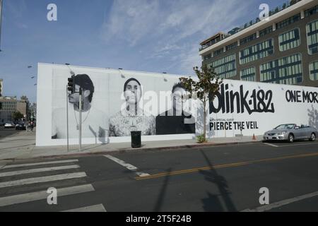 4. November 2023 A General View of Atmosphere of Blink-182 One More Time Tour Street Art Mural mit Travis Barker, Mark Hoppus und Tom DeLonge am 4. November 2023 in Los Angeles, Kalifornien, USA. Foto: Barry King/Alamy Stock Photo Stockfoto