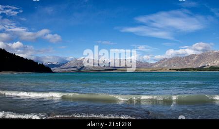 Ungewöhnliche blaugrüne Farbe des Wassers des Lake Pukaki auf der Südinsel Neuseeland. Der Pukaki-See ist der größte der drei Bergseen Stockfoto