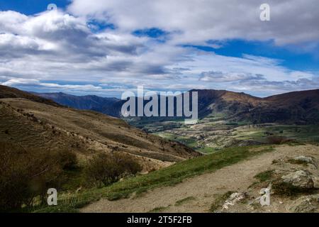 Von einem der vielen Aussichtspunkte aus hat man einen Blick über Queenstown Stockfoto