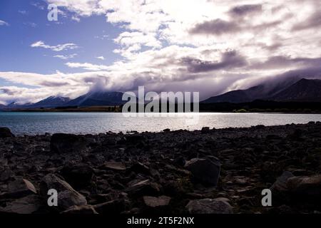 Dramatischer Blick auf den Lake Tekapo mit den Wolken, die hereinbrechen und das Wetter von kalt zu kälter ändern. Reflektierende Oberfläche Stockfoto