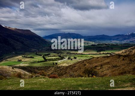 Wunderschöne Landschaft außerhalb von Queenstown Neuseeland. Foto bei einem Aussichtspunkt auf der Straße von Queenstown nach Wanaka in Neuseeland Stockfoto
