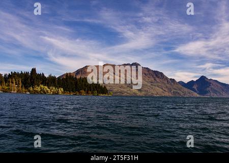 Blick über den Lake Wakatipu in Queenstown Neuseeland. Zerklüftete Berge sind hier die Norm. Stockfoto