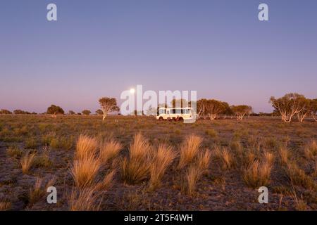 Camping im australischen Outback bei einem Super Blue Moon entlang der Canning Stock Route, Western Australia, Australien Stockfoto