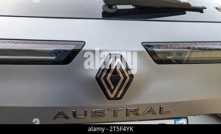 Bordeaux , Frankreich - 10 31 2023 : Renault austral neues modernes Auto hinten mit Logo-Zeichen auf französischem suv-Fahrzeug Stockfoto