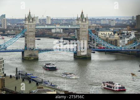 London, Vereinigtes Königreich - 20. März 2016: Berühmte Tower Bridge an der Themse aus der Vogelperspektive Stockfoto