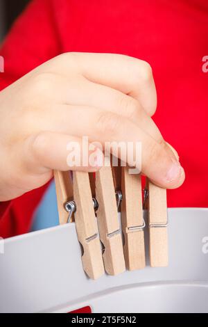 Vorschulkinder spielen mit Holzclip. Entwicklung von motorischen Fähigkeiten, Koordination, Kreativität und logischem Denken der Kinder Stockfoto