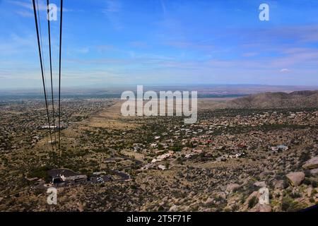 Blick auf den rosafarbenen Granit des sandia Peaks und albuquerque von der Seilbahn sandia Peak, albuquerque, New mexico Stockfoto