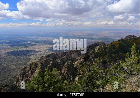 Panoramablick auf Granitgipfel und albuquerque von der Spitze der sandia Peak Tramway, albuquerque, New mexico Stockfoto