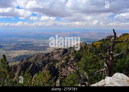 Panoramablick auf Granitgipfel und albuquerque von der Spitze der sandia Peak Tramway, albuquerque, New mexico Stockfoto