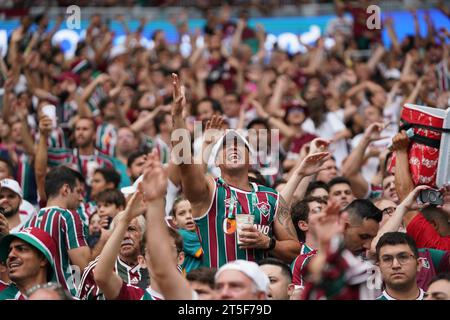 Rio De Janeiro, Brasilien. November 2023. Fans von Fluminense jubeln vor dem Finale der Copa Libertadores zwischen Fluminense und Boca Juniors im Maracana-Stadion in Rio de Janeiro, Brasilien, am 4. November 2023. Quelle: Wang Tiancong/Xinhua/Alamy Live News Stockfoto