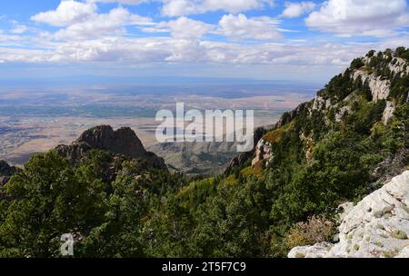 Panoramablick auf Granitgipfel und albuquerque von der Spitze der sandia Peak Tramway, albuquerque, New mexico Stockfoto
